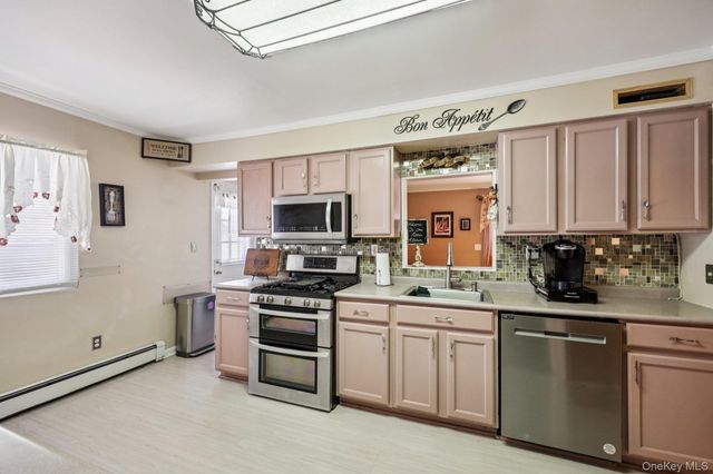 31 Circle Lane, Bay Shore, NY 11706