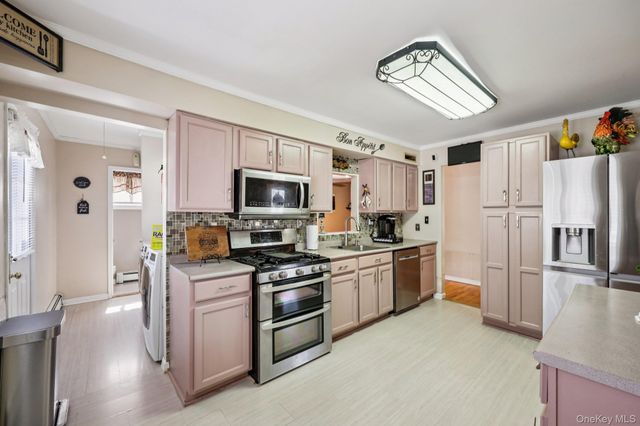 31 Circle Lane, Bay Shore, NY 11706