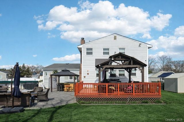 31 Circle Lane, Bay Shore, NY 11706