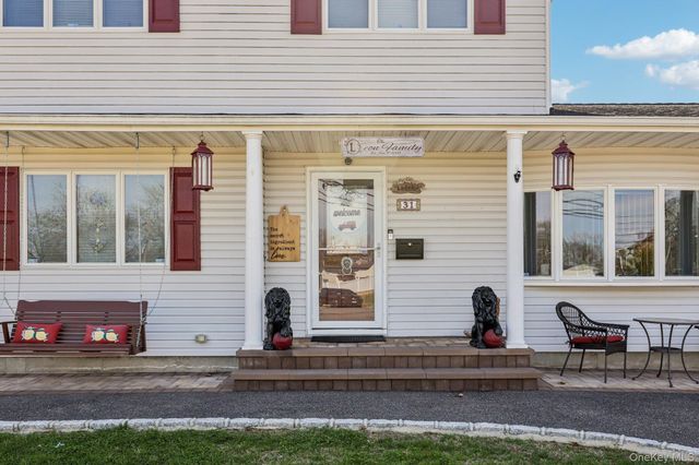 31 Circle Lane, Bay Shore, NY 11706