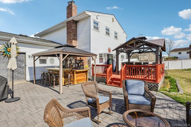 31 Circle Lane, Bay Shore, NY 11706