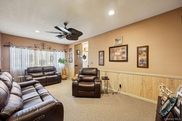 31 Circle Lane, Bay Shore, NY 11706
