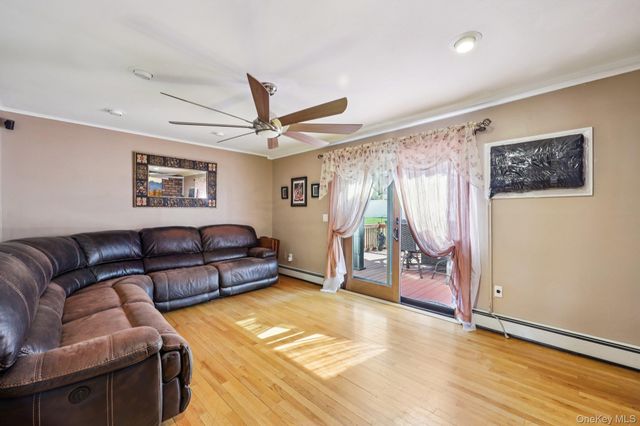 31 Circle Lane, Bay Shore, NY 11706
