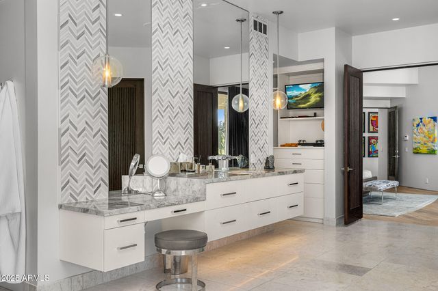 5630 E ROCKRIDGE Road, Phoenix, AZ 85018