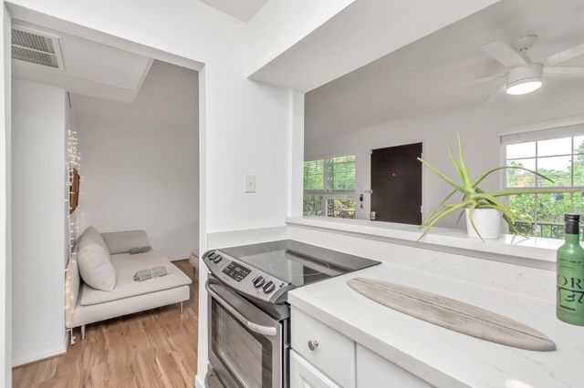 3224 Timmons Lane 136, Houston, TX 77027