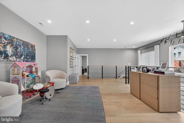 7121 W GREENVALE PKWY, Chevy Chase, MD 20815