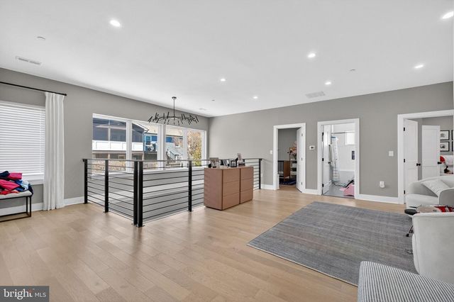 7121 W GREENVALE PKWY, Chevy Chase, MD 20815