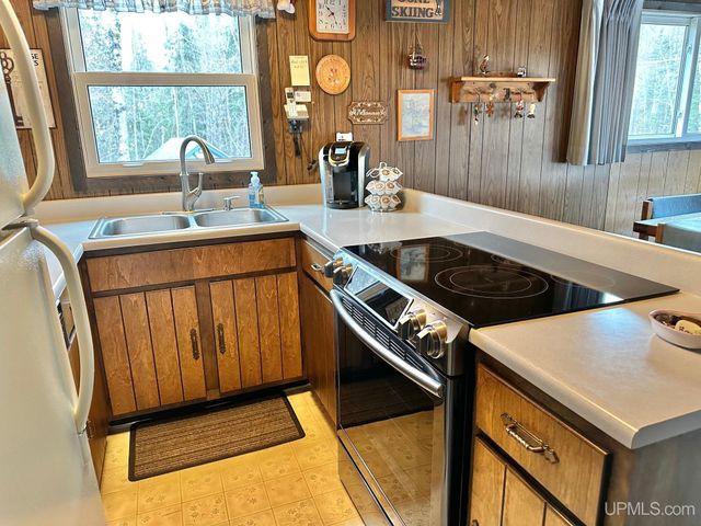 10830 N Blunder Road, Bessemer, MI 49911