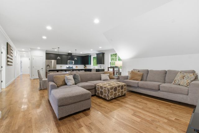 7075 Pinewood Rd, Nunnelly, TN 37137