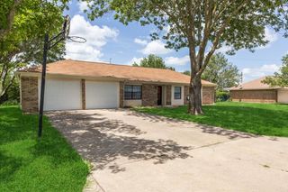 310 Pebble Creek Lane, Red Oak, TX 75154