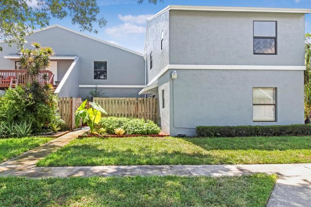21 Crossing Circle Circle B, Boynton Beach, FL 33435