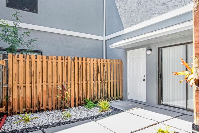 21 Crossing Circle Circle B, Boynton Beach, FL 33435