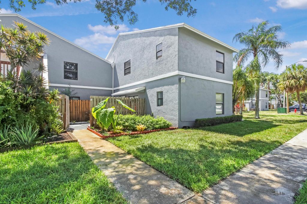 21 Crossing Circle Circle B, Boynton Beach, FL 33435