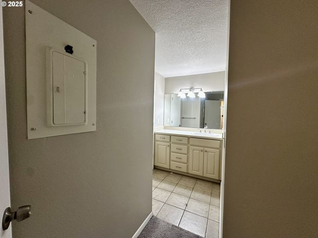 7612 Sw CRESMOOR Dr, Beaverton, OR 97008