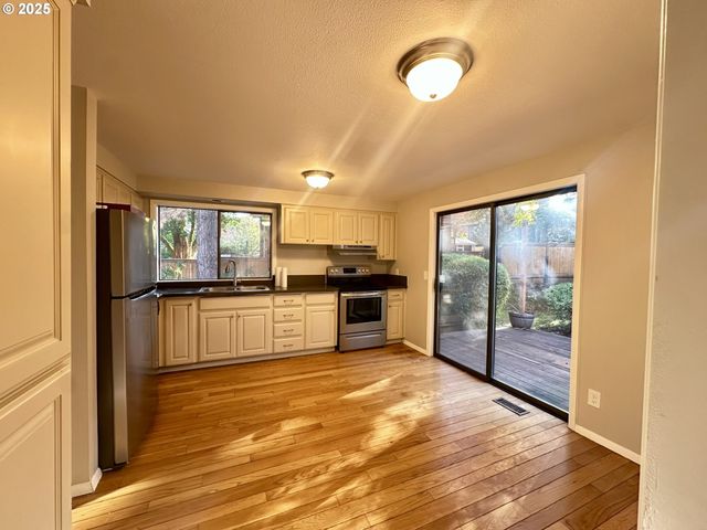 7612 Sw CRESMOOR Dr, Beaverton, OR 97008