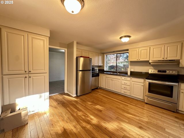 7612 Sw CRESMOOR Dr, Beaverton, OR 97008