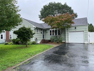 39 Herbert Avenue, Lindenhurst, NY 11757