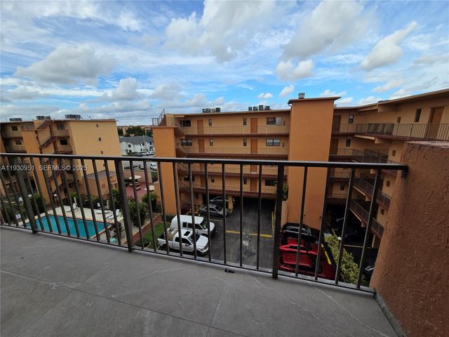 1800 W 54th St 409, Hialeah, FL 33012