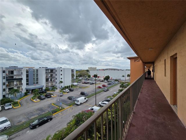 1800 W 54th St 409, Hialeah, FL 33012