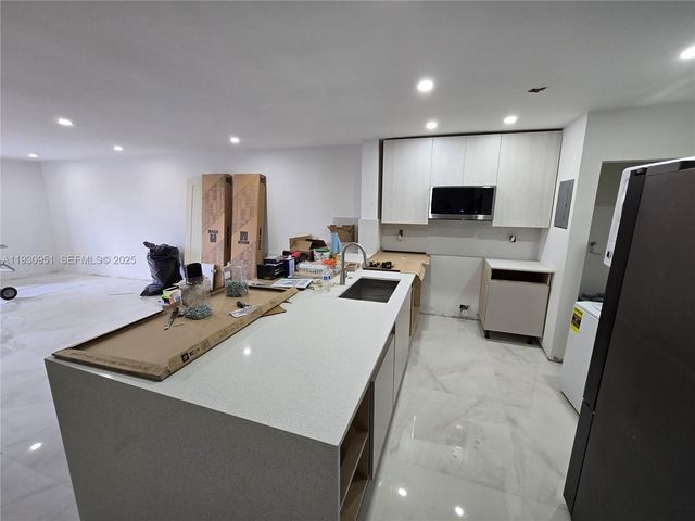 1800 W 54th St 409, Hialeah, FL 33012