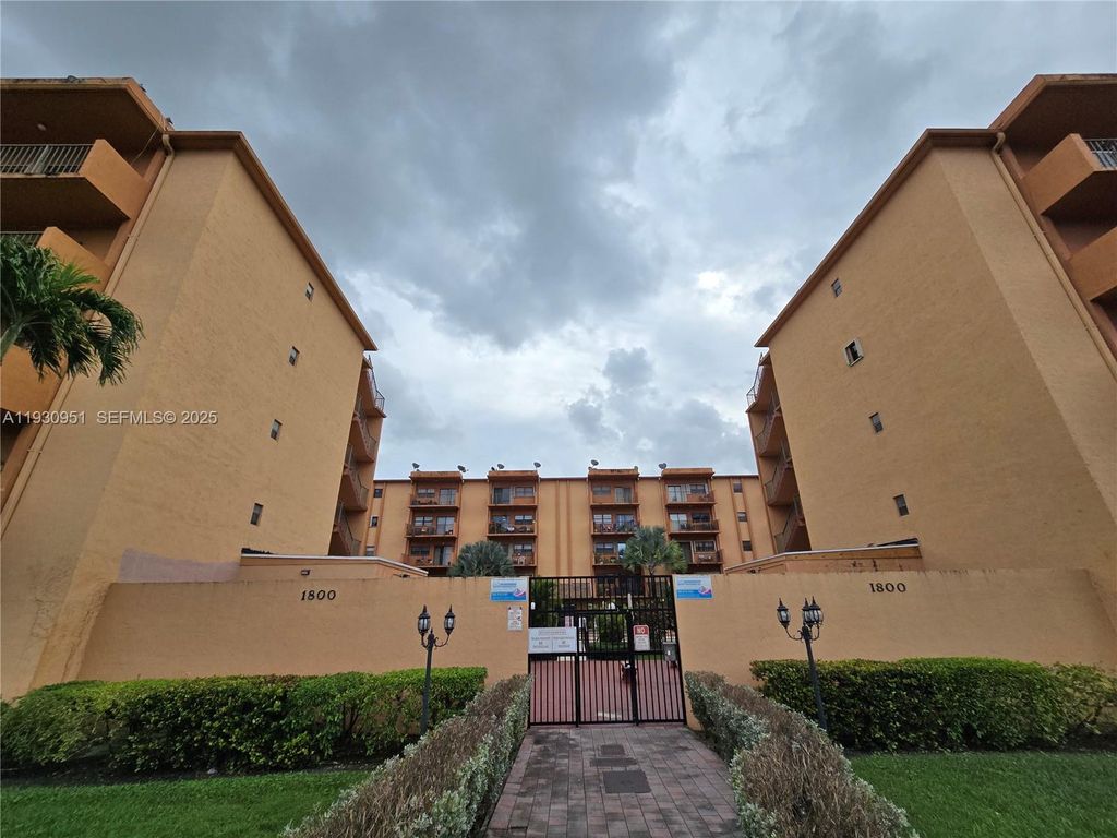 1800 W 54th St 409, Hialeah, FL 33012