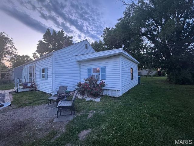 1121 E Lorena Avenue, Wood River, IL 62095