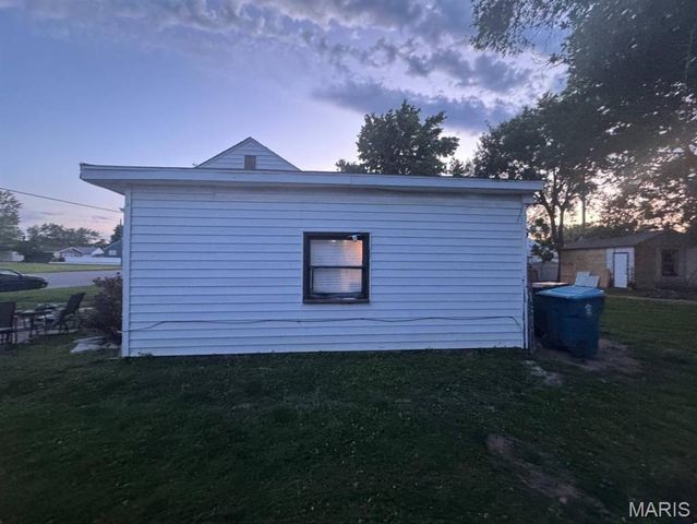 1121 E Lorena Avenue, Wood River, IL 62095