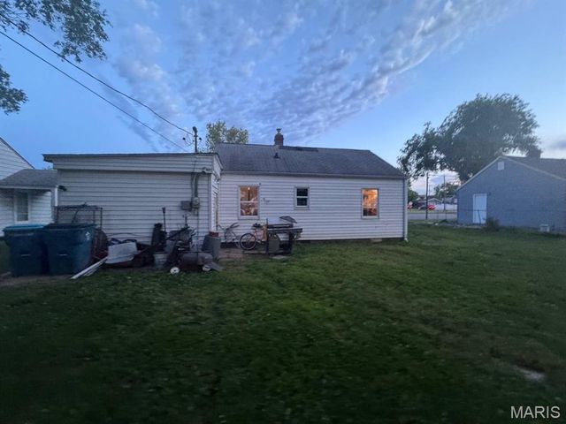 1121 E Lorena Avenue, Wood River, IL 62095