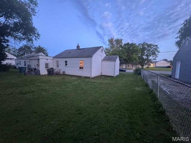 1121 E Lorena Avenue, Wood River, IL 62095