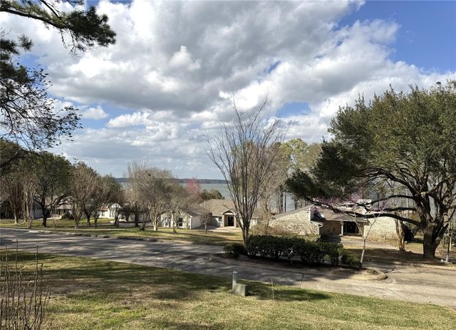 220 Lake Oaks Boulevard, Coldspring, TX 77331