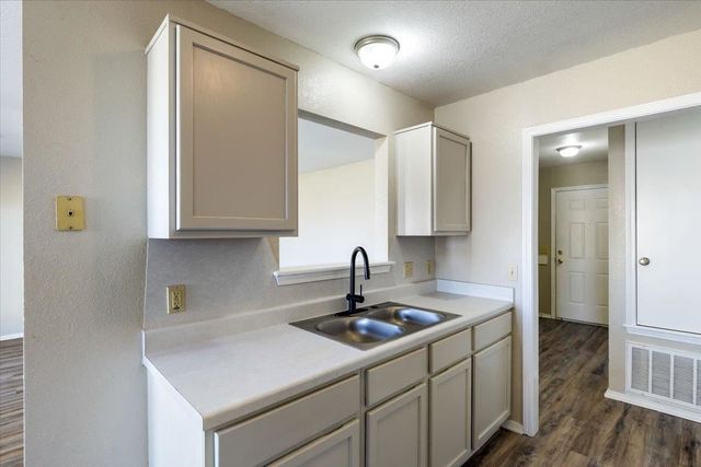 209 E B Ave, Cache, OK 73527