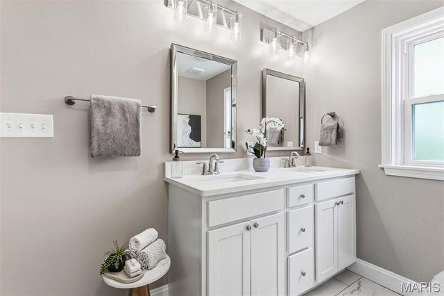 553 Westview Drive, University City, MO 63130