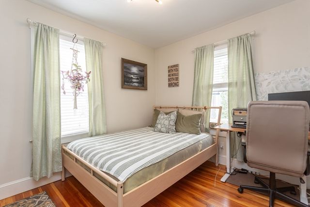 44 Slocum St, Acushnet, MA 02743