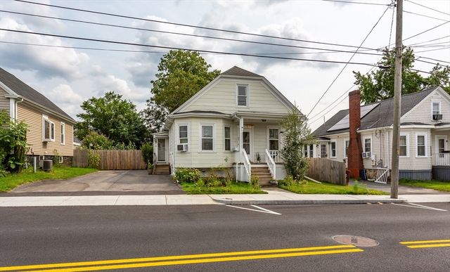 44 Slocum St, Acushnet, MA 02743