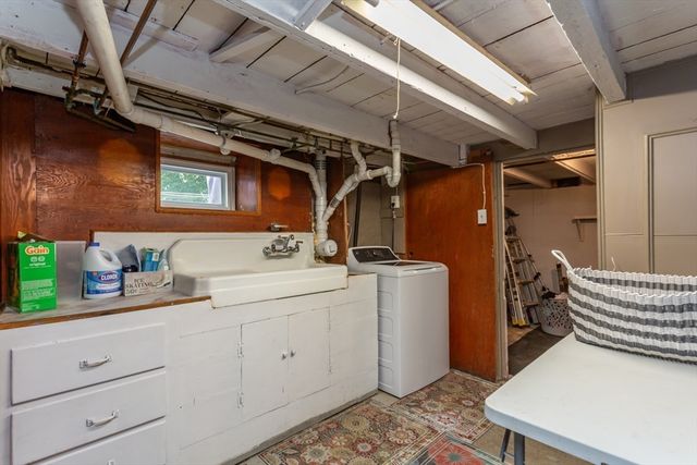 44 Slocum St, Acushnet, MA 02743