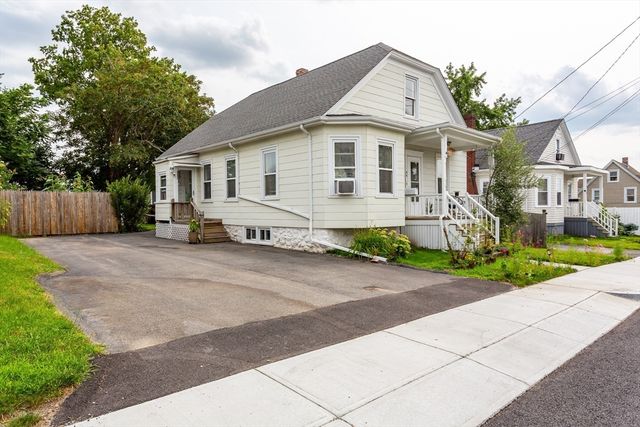 44 Slocum St, Acushnet, MA 02743