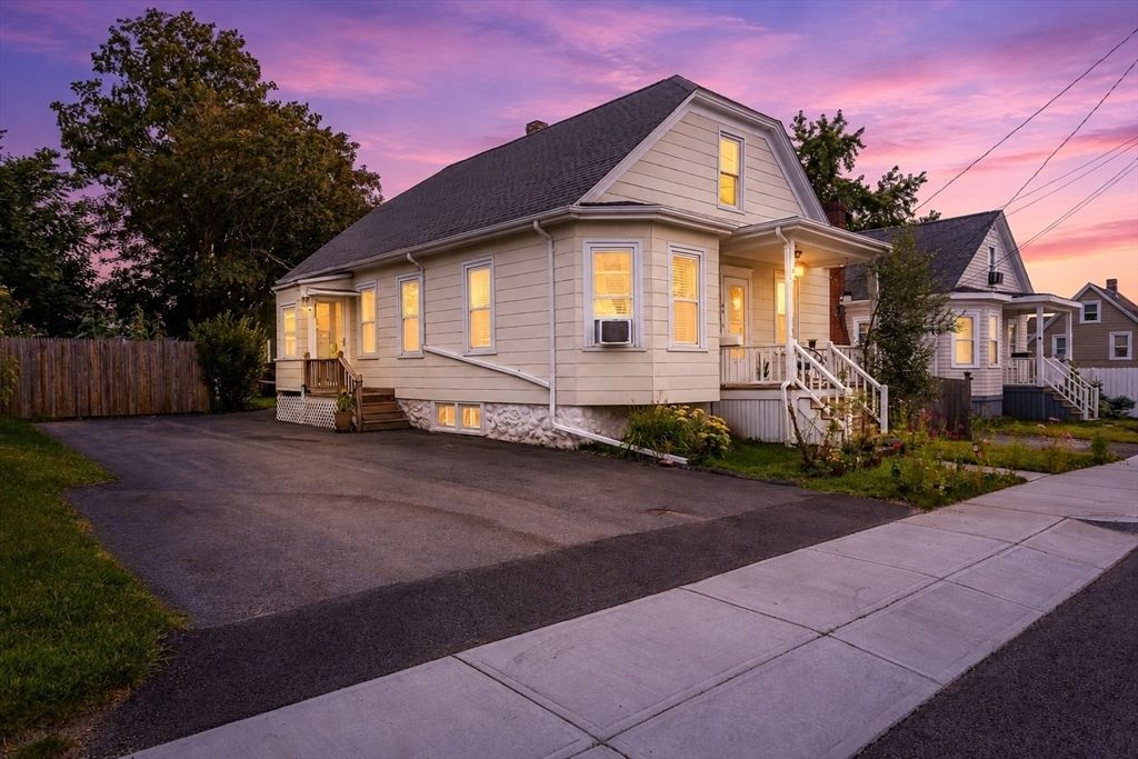 44 Slocum St, Acushnet, MA 02743