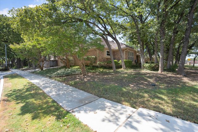 1919 Creek Wood Drive, Arlington, TX 76006