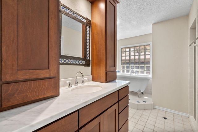 1919 Creek Wood Drive, Arlington, TX 76006