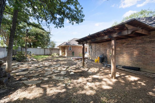 1919 Creek Wood Drive, Arlington, TX 76006