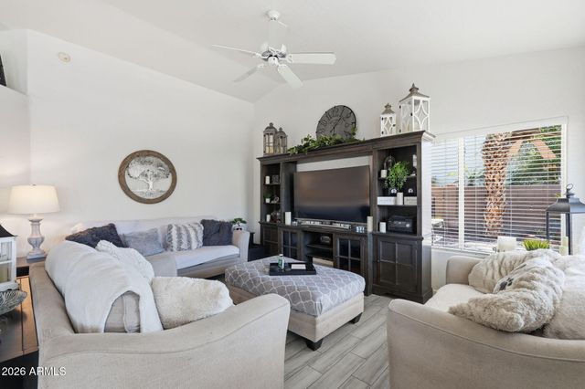 945 S SAILFISH Drive, Gilbert, AZ 85233