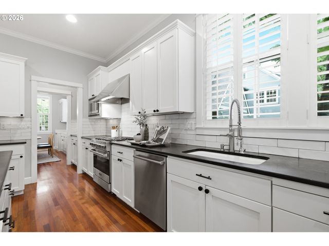 144 LEONARD St, Lake Oswego, OR 97034