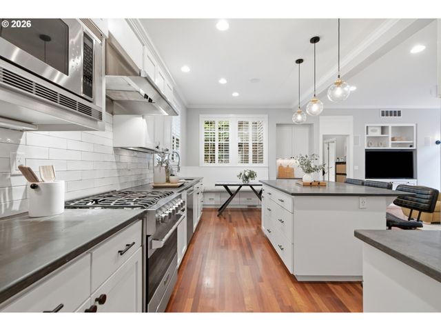 144 LEONARD St, Lake Oswego, OR 97034