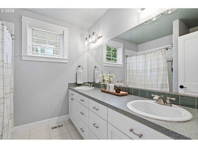 144 LEONARD St, Lake Oswego, OR 97034