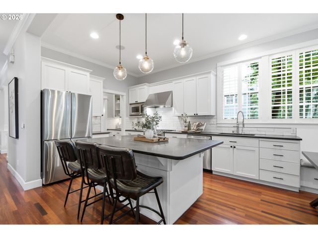 144 LEONARD St, Lake Oswego, OR 97034