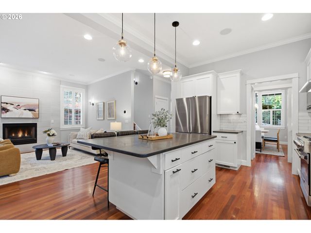 144 LEONARD St, Lake Oswego, OR 97034