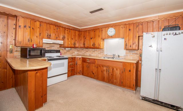 1895 W 570 N, Howe, IN 46746