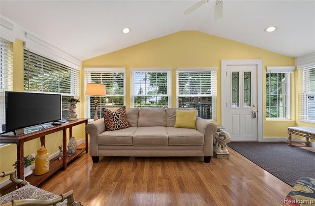 3841 Covert Road, Waterford, MI 48328