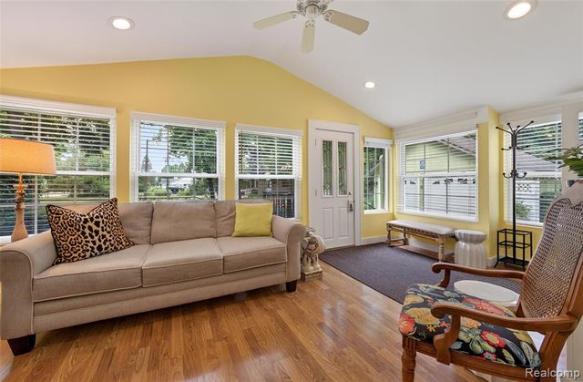 3841 Covert Road, Waterford, MI 48328