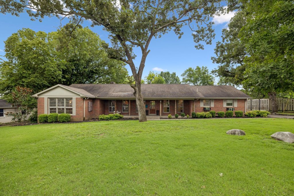 708 Westwood Dr, Lebanon, TN 37087